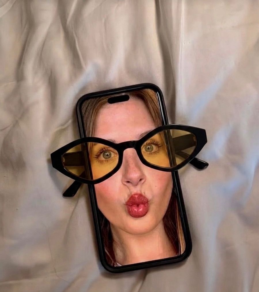 Gafas MARA sobre un teléfono